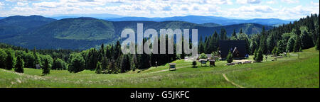 Panorama de Hala Rycerzowa mountain meadow avec sentiers de randonnée, chalet et collines en montagnes Beskid Zywiecki en Pologne Banque D'Images