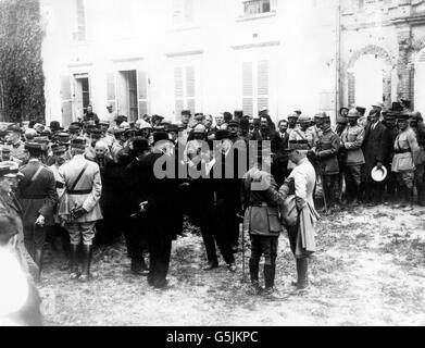 Le général Ferdinand Foch, le général Philippe Petain et le Président Raymond Poincare à la Cour de l'ancien Château de Mondiment. Banque D'Images