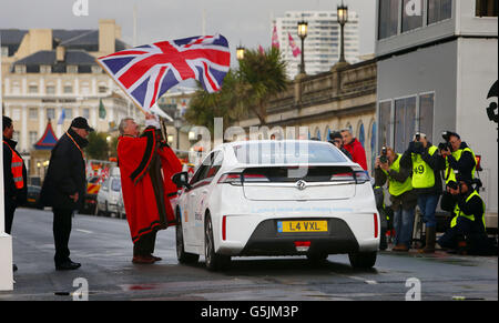 Une voiture Vauxhall Ampera part de Brighton, dans l'est du Sussex, au début du RAC future car Challenge, dans lequel les véhicules électriques, hybrides, à faibles émissions et à hydrogène tentent d'utiliser la plus faible quantité d'énergie sur une route de 63 miles de la côte sud à Londres. Banque D'Images