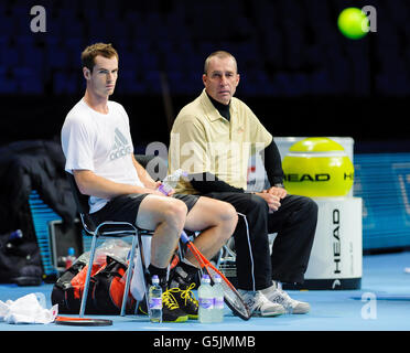 Andy Murray (à gauche) et l'entraîneur Ivan Lendl de Grande-Bretagne lors d'une séance d'entraînement en prévision des finales du Barclays ATP World Tour à l'O2 Arena, Londres. Banque D'Images