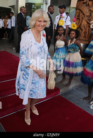 La duchesse de Cornouailles est chantée par des danseurs alors qu'elle quitte l'hôtel Airways à Port Moresby, en Papouasie-Nouvelle-Guinée, pendant la première étape d'une excursion jubilée de diamant en Papouasie-Nouvelle-Guinée, en Australie et en Nouvelle-Zélande. Banque D'Images