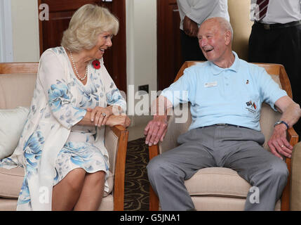 La duchesse de Cornwall s'entretient avec le vétéran de la campagne Kokoda, Len Griffiths, lors d'une réception pour les vétérans de Kokoda à l'occasion du 70e anniversaire de la bataille australienne contre les Japonais, à l'hôtel Airways de Port Moresby, Papouasie-Nouvelle-Guinée, Au cours de la première étape d'une excursion du Jubilé de diamant en Papouasie-Nouvelle-Guinée, en Australie et en Nouvelle-Zélande. Banque D'Images