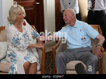 La duchesse de Cornwall s'entretient avec le vétéran de la campagne Kokoda, Len Griffiths, lors d'une réception pour les vétérans de Kokoda à l'occasion du 70e anniversaire de la bataille australienne contre les Japonais, à l'hôtel Airways de Port Moresby, Papouasie-Nouvelle-Guinée, Au cours de la première étape d'une excursion du Jubilé de diamant en Papouasie-Nouvelle-Guinée, en Australie et en Nouvelle-Zélande. Banque D'Images