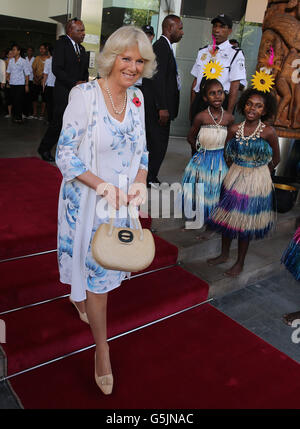 La duchesse de Cornouailles est chantée par des danseurs alors qu'elle quitte l'hôtel Airways à Port Moresby, en Papouasie-Nouvelle-Guinée, pendant la première étape d'une excursion jubilée de diamant en Papouasie-Nouvelle-Guinée, en Australie et en Nouvelle-Zélande. Banque D'Images