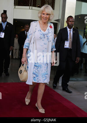 La duchesse de Cornouailles est chantée par des danseurs alors qu'elle quitte l'hôtel Airways à Port Moresby, en Papouasie-Nouvelle-Guinée, pendant la première étape d'une excursion jubilée de diamant en Papouasie-Nouvelle-Guinée, en Australie et en Nouvelle-Zélande. Banque D'Images