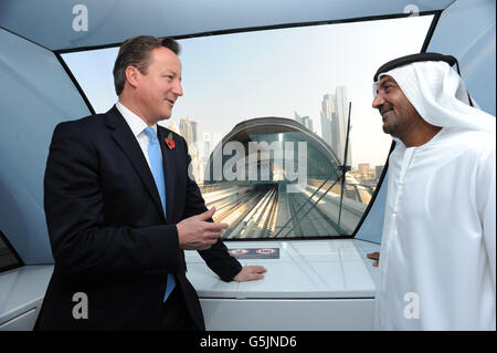Le Premier ministre David Cameron emmène le métro de Dubaï au World Trade Centre avec son Altesse Sheikh Ahmed bin Saeed al Maktoum, où il a vu l'un des premiers réseaux de transport entièrement sans conducteur. Banque D'Images