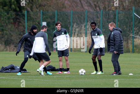 Football - UEFA Champions League - Groupe G - Celtic v Barcelona - Celtic Training - Lennoxtown Training Complex.Neil Lennon (à droite), directeur du Celtic, lors d'une session de formation au complexe de formation de Lennoxtown, à Glasgow. Banque D'Images