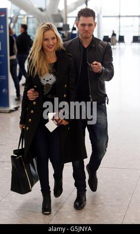 Michael Bublé et son épouse Luisana Lopilato arrivent pour prendre un vol au terminal 5 de l'aéroport de Heathrow. Banque D'Images
