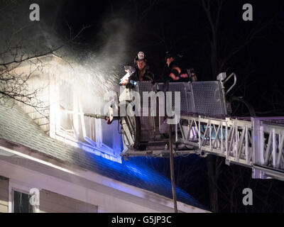 Chappaqua, NY - 11 Avril 2014 : Les pompiers de Chappaqua et plusieurs villes environnantes dans le comté de Westchester à New York combattre un incendie dans un bâtiment qui abrite la boutique de fleurs de Whispering Pines et des appartements dans la région de Chappaqua, dans l'état de l'incendie a commencé vers 1 h vendredi matin et que de 5:30 AM l'incendie était toujours en cours, avec la fumée intense couvrant la région environnante. © 2014 Marianne A. Campolongo Banque D'Images