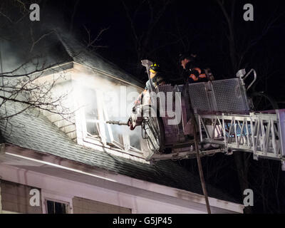 Chappaqua, NY - 11 Avril 2014 : Les pompiers de Chappaqua et plusieurs villes environnantes dans le comté de Westchester à New York combattre un incendie dans un bâtiment qui abrite la boutique de fleurs de Whispering Pines et des appartements dans la région de Chappaqua, dans l'état de l'incendie a commencé vers 1 h vendredi matin et que de 5:30 AM l'incendie était toujours en cours, avec la fumée intense couvrant la région environnante. © 2014 Marianne A. Campolongo Banque D'Images