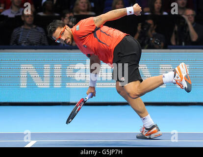 Tennis - Barclays ATP World Tour finals - deuxième jour - O2 Arena.Janko Tipsarevic de Serbie en action contre Roger Federer de Suisse lors des finales du Barclays ATP World Tour à l'O2 Arena de Londres. Banque D'Images