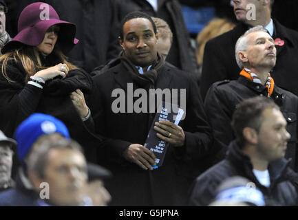 Paul Ince dans les stands pour regarder le jeu entre Sheffield Wednesday et Blackpool. Banque D'Images