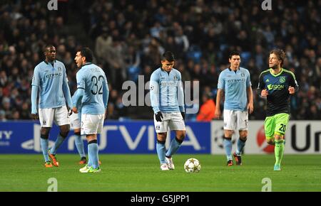 (De gauche à droite) Yaya Toure, Carlos Tevez, Sergio Aguero et Gareth Barry de Manchester City ont été abattus après que Siem de Jong d'Ajax ait marqué le premier but de son côté du jeu Banque D'Images