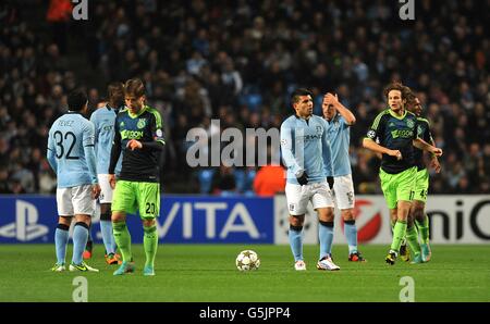 (De gauche à droite) Carlos Tevez, Yaya Toure, Sergio Aguero et Gareth Barry de Manchester City ont été abattus après que Siem de Jong d'Ajax ait marqué le premier but de son côté du jeu Banque D'Images