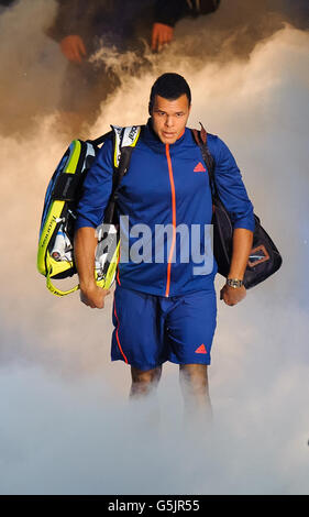 Le Français JO-Wilfried Tsonga arrive pour son match contre le Tomas Berdych de la République tchèque au cours du troisième jour des finales du Barclays ATP World Tour à l'O2 Arena, Londres. APPUYEZ SUR ASSOCIATION photo. Date de la photo: Mercredi 7 novembre 2012. Le crédit photo devrait se lire comme suit : Dominic Lipinski/PA Wire Banque D'Images