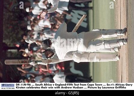 04-JAN-96, Afrique du Sud v Angleterre-Cinquième test du Cap, Afrique du Sud Gary Kirsten célèbre leur victoire avec Andrew Hudson, photo de Laurence Griffiths Banque D'Images