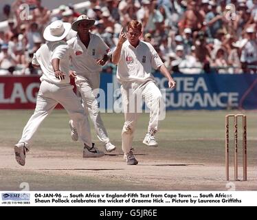 04-JAN-96, Afrique du Sud v Angleterre-Cinquième épreuve du Cap, Afrique du Sud Shaun Pollock célèbre la cricket de Graeme Hick, photo de Laurence Griffiths Banque D'Images