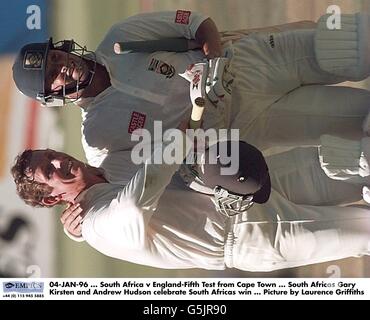 04 JANVIER 96. Afrique du Sud / Angleterre-Cinquième test de Cape Town. Afrique du Sud Gary Kirsten et Andrew Hudson célèbrent la victoire d'Afrique du Sud. Photo de Laurence Griffiths Banque D'Images