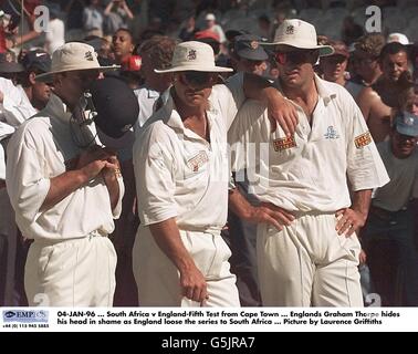 04 JANVIER 96. Afrique du Sud / Angleterre-Cinquième test de Cape Town. Englands Graham Thorpe cache sa tête dans la honte tandis que l'Angleterre perd la série en Afrique du Sud. Photo de Laurence Griffiths Banque D'Images