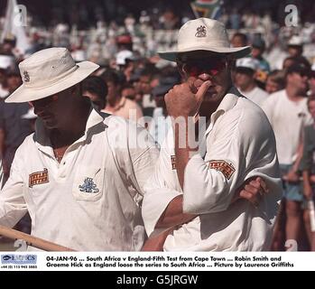 04-JAN-96, Afrique du Sud / Angleterre-cinquième essai du Cap, Robin Smith et Graeme Hick comme l'Angleterre lâche la série en Afrique du Sud, photo par Laurence Griffiths Banque D'Images