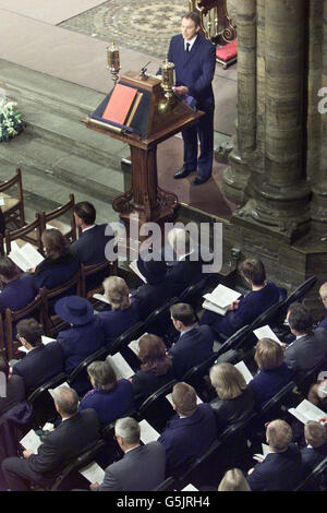 Le Premier ministre britannique Tony Blair s'adresse au service des familles britanniques à l'abbaye de Westminster à Londres, de ceux qui ont perdu la vie lors des attentats terroristes du 11 septembre sur New York. Banque D'Images