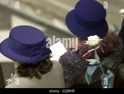 L'un des parents tient une rose blanche au service des familles britanniques de l'abbaye de Westminster à Londres de ceux qui ont perdu la vie lors des attentats terroristes du 11 septembre sur New York. Banque D'Images