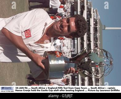 04-JAN-96, Afrique du Sud contre Angleterre-Cinquième test du Cap, le capitaine de l'Afrique du Sud Hanse Cronje tient la coupe du Château en altitude après avoir battu l'Angleterre, photo de Laurence Griffiths Banque D'Images