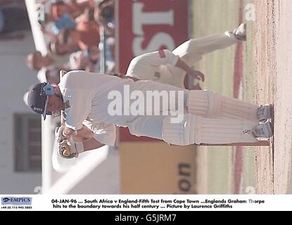 04-JAN-96 ... Afrique du Sud / Angleterre-Cinquième test du Cap ...Englands Graham Thorpe atteint la frontière vers son demi-siècle ... Photo de Laurence Griffiths Banque D'Images