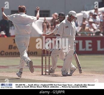 04-JAN-96 ... Afrique du Sud v Angleterre-Cinquième test du Cap ...Englands Alec Stewart marche comme Afrique du Sud Shaun Pollock célèbre ... Photo de Laurence Griffiths Banque D'Images