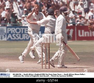 04-JAN-96, Afrique du Sud v Angleterre-Cinquième épreuve du Cap, Afrique du Sud Shaun Pollock célèbre la cricket d'Englands Jack Russell, photo de Laurence Griffiths Banque D'Images