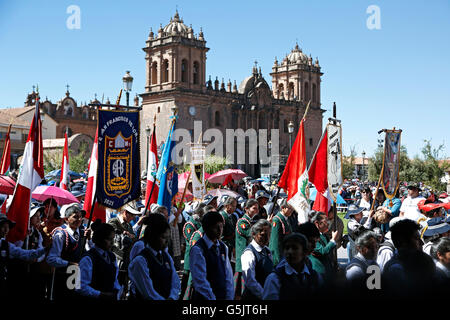 Procession, Cusco Cathedral en arrière-plan, la Plaza de Armas, la célébration du Corpus Christi, Cusco, Pérou Banque D'Images