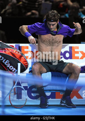 Roger Federer, de Suisse, change de maillot lors de son match des hommes du groupe B contre David Ferrer, d'Espagne, lors des finales du Barclays ATP World Tour à l'O2 Arena, Londres. Banque D'Images