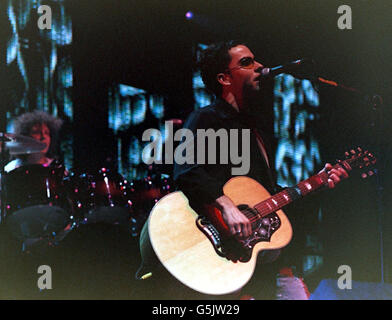 Jones Stereophonics.Kelly Jones, chanteuse en chef du groupe de rock galloise The Stereophonics sur scène à la London Arena. Banque D'Images