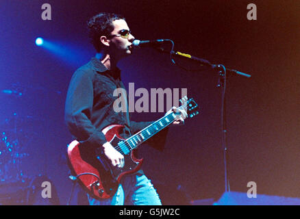 Kelly Jones, chanteuse en chef du groupe de rock galloise The Stereophonics sur scène à la London Arena. Banque D'Images