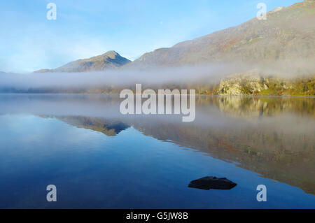 Brume sur Llyn Gwynant, Snowdonia, Banque D'Images