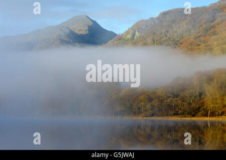 Brume sur Llyn Gwynant Snowdonia, Banque D'Images