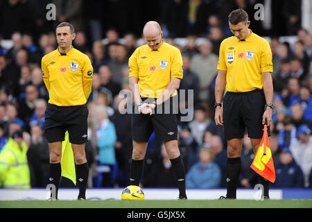 L'arbitre Lee Mason et ses assistants observent une minute de silence avant le match Banque D'Images