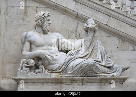 Statue de marbre ancien Tibre divinité protège Romulus et Remus avec son bras droit, à partir de la colline du Capitole Square, dans le ce Banque D'Images