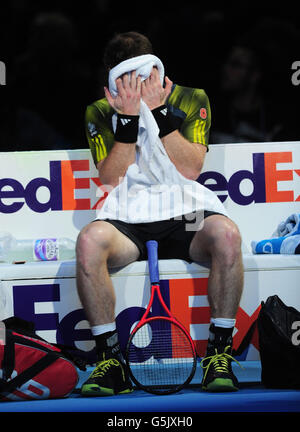 Andy Murray, en Grande-Bretagne, est abattu après avoir perdu le premier set en Suisse Roger Federer lors des finales du Barclays ATP World Tour à l'O2 Arena, Londres. Banque D'Images