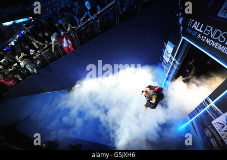 Andy Murray, en Grande-Bretagne, s'enchaîne sur le terrain pour affronter Roger Federer, en Suisse, lors des finales du Barclays ATP World Tour à l'O2 Arena de Londres. Banque D'Images