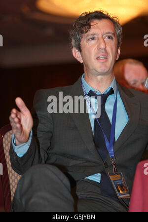 David Price QC parlant lors de la conférence de la Société des éditeurs à l'hôtel Europa, Belfast. Banque D'Images