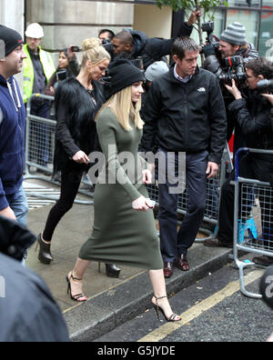 Nicola Roberts et Sarah Harding of Girls quittent à haute voix BBC radio 2 à Western House, dans le centre de Londres. Banque D'Images