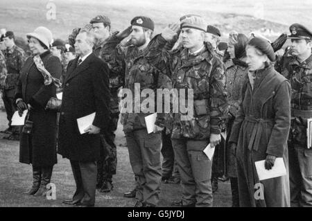 Un hommage aux morts lors de la cérémonie commémorative Blue Beach sur les îles Falkland, de gauche à droite, Lady Hunt, Commissaire civil Sir Rex Hunt, Prince Andrew, commandant des Forces britanniques, le général de division des îles Falkland, Peter de la Billiere et Mme de la Billiere. Banque D'Images