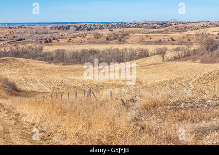 Route de gravier sinueuse à travers les collines de l'ouest de l'Iowa sur le sentier du Lœss Stagecoach Hills National Scenic Byway Banque D'Images