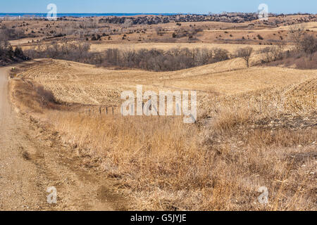 Route de gravier sinueuse à travers les collines de l'ouest de l'Iowa sur le sentier du Lœss Stagecoach Hills National Scenic Byway Banque D'Images