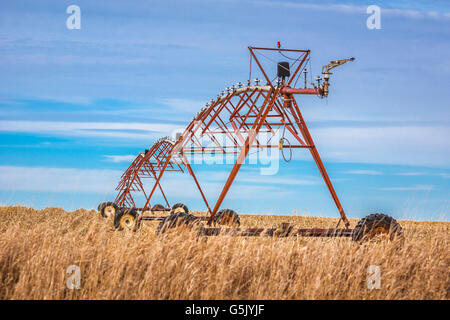Matériel d'irrigation à pivot central dans un champ en milieu rural nord-est de l'Ohio Banque D'Images