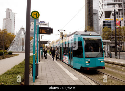 Stock de voyage - Francfort. Vue générale d'un tramway à Francfort, en Allemagne. Banque D'Images