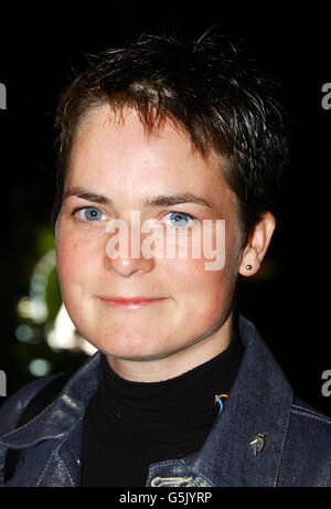 La yachtswoman britannique Ellen MacArthur arrive pour le BBC Sports Personality of the Year Awards 2001 au BBC Television Center, Londres.* 04/01/02: La yachtswoman record Ellen MacArthur MBE sera parmi 750 invités de haut niveau à la cérémonie des British Nautical Awards, surnommée les Oscars de la navigation de plaisance.Ellen, qui a obtenu une renommée internationale l'année dernière après avoir terminé deuxième dans la course du Vendee Globe, la plus éprouvante, a été nominée pour YJA Yachtsman of the Year et Challenge Business Offshore Yachtsman of the Yachtsman of the YJA.Le prestigieux événement de black-tie, parrainé par les ressources humaines Banque D'Images