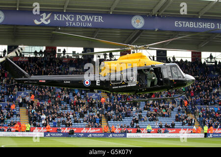 Le ballon de match est livré en hélicoptère dans le cadre des activités du week-end du souvenir, avant le match entre Leicester City et Nottingham Forest Banque D'Images