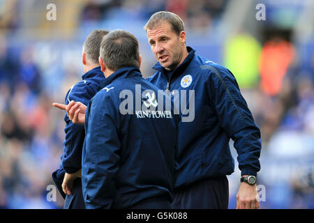 Craig Shakespeare, directeur adjoint de Leicester City, et Mike Stowel, entraîneur de gardien de but (à droite) en conversation Banque D'Images